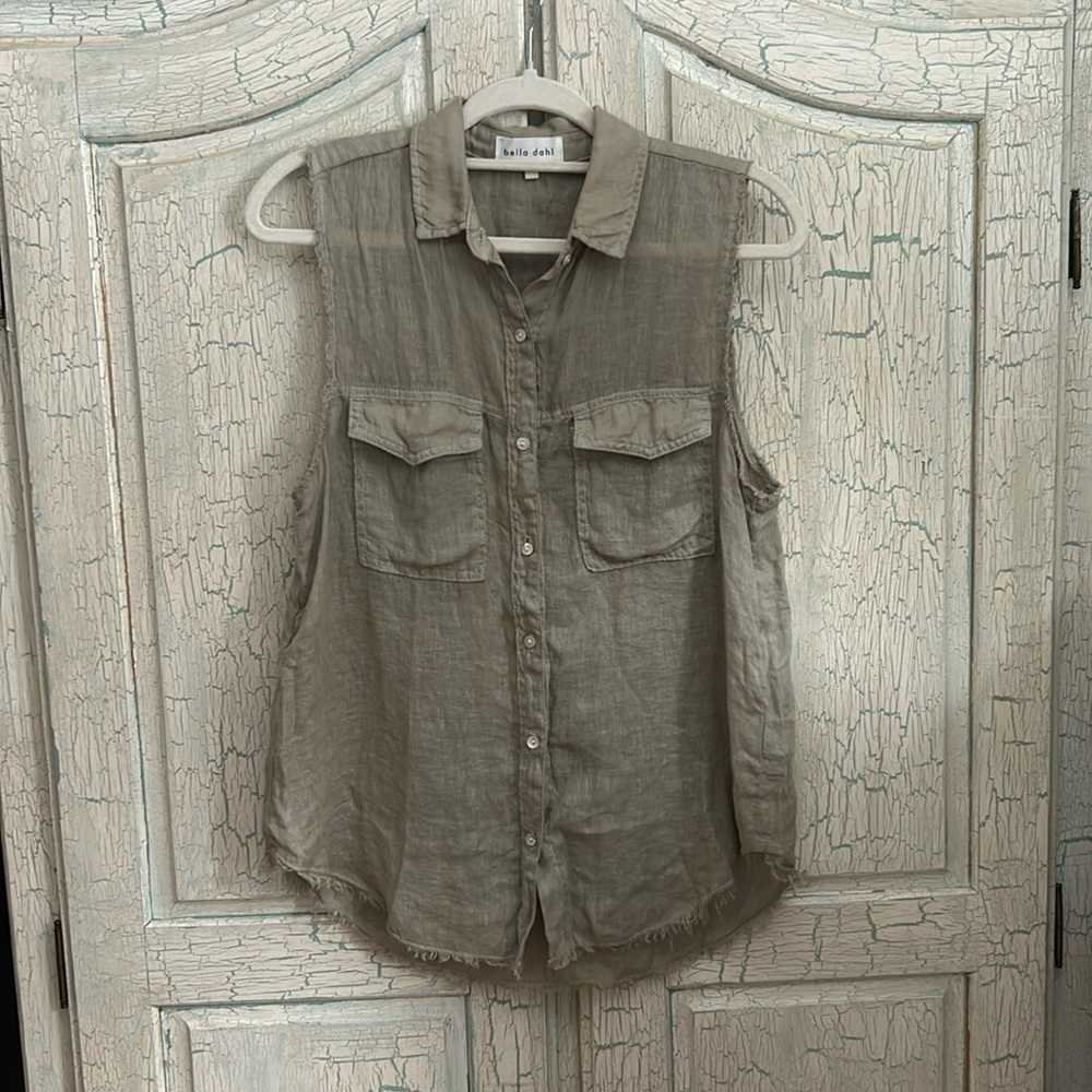 Bella Dahl Button Up Sleeveless collared top